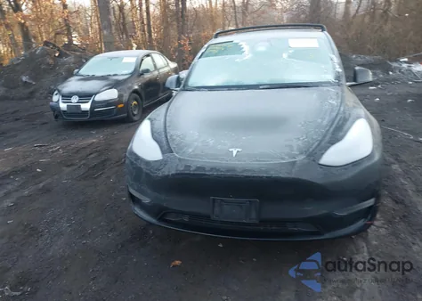 2023 Tesla Model Y Awd/Long Range Dual Motor All-Wheel Drive z USA, uszkodzony, nr VIN 7SAYGDEE1PF853810